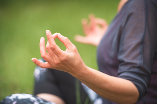 Frau bei yoga und meditation