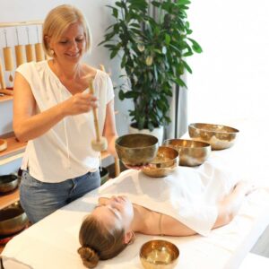 Frau bei der Klangschalenmassage - SeelenTON Akademie