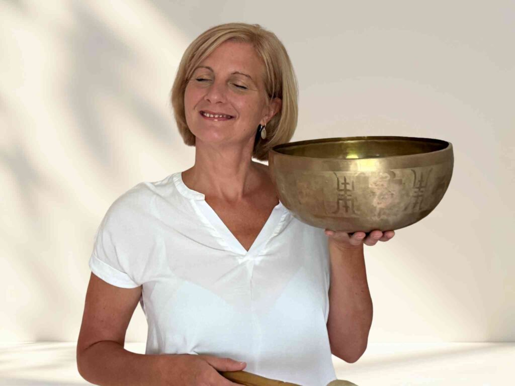 SeelenTON Akademie Frau hält Klangschale zum Ohr - SeelenTON Akademie